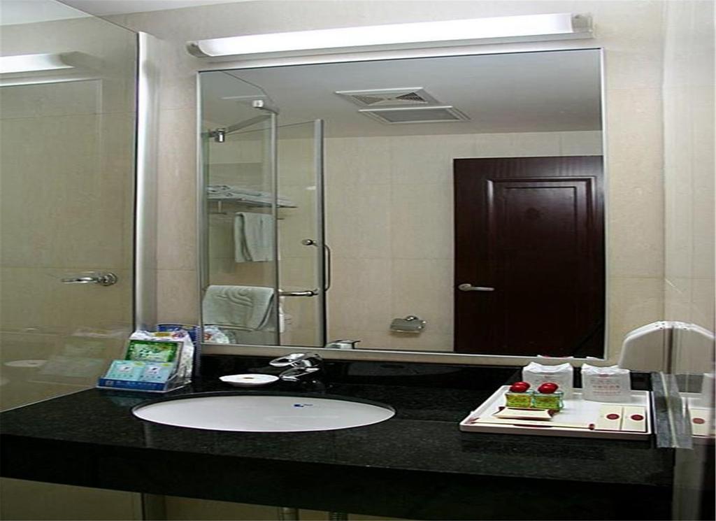 Tangyin Hotel Далиен Екстериор снимка